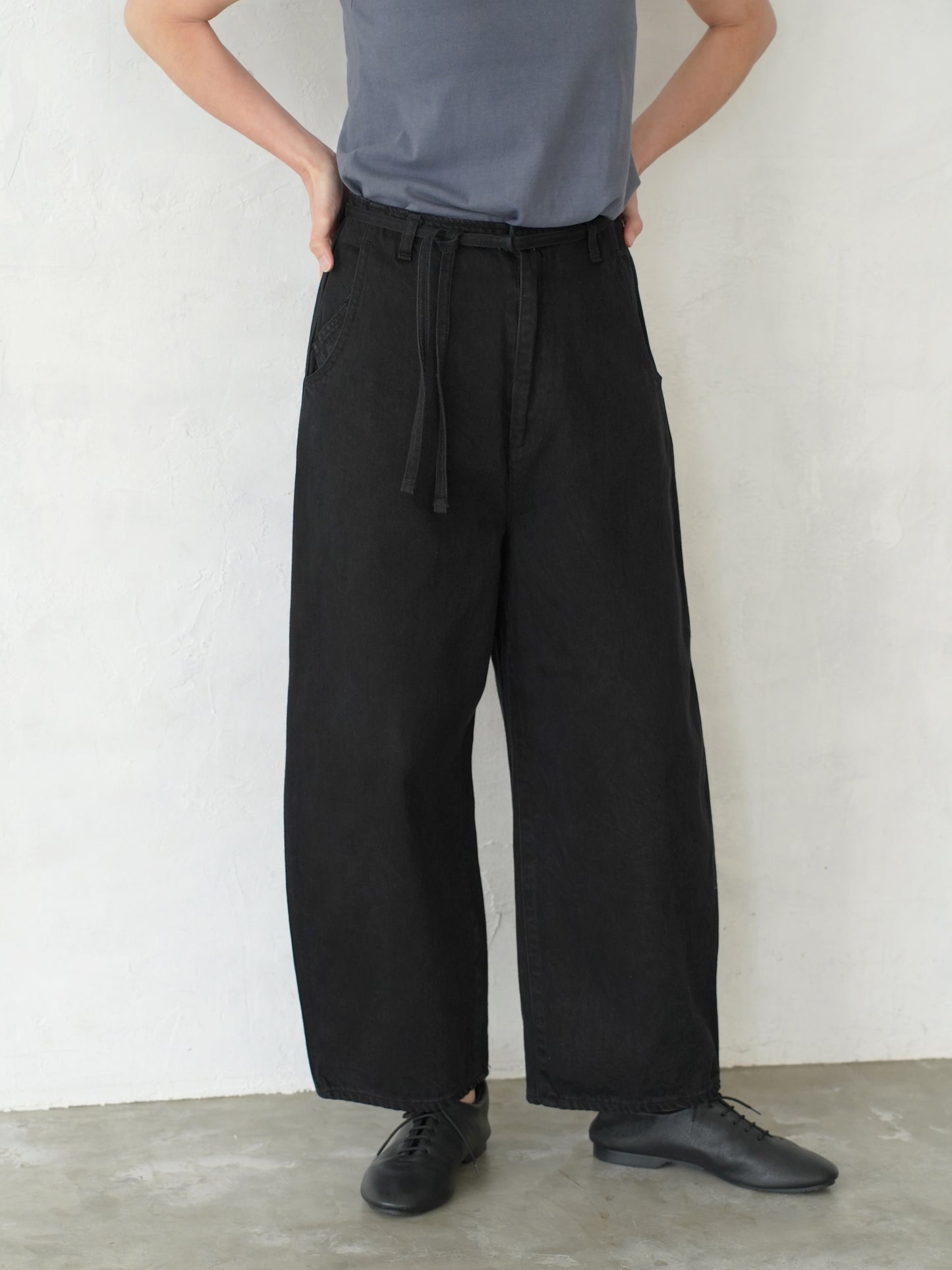 Round Wide Denim Trousers (BLACK)