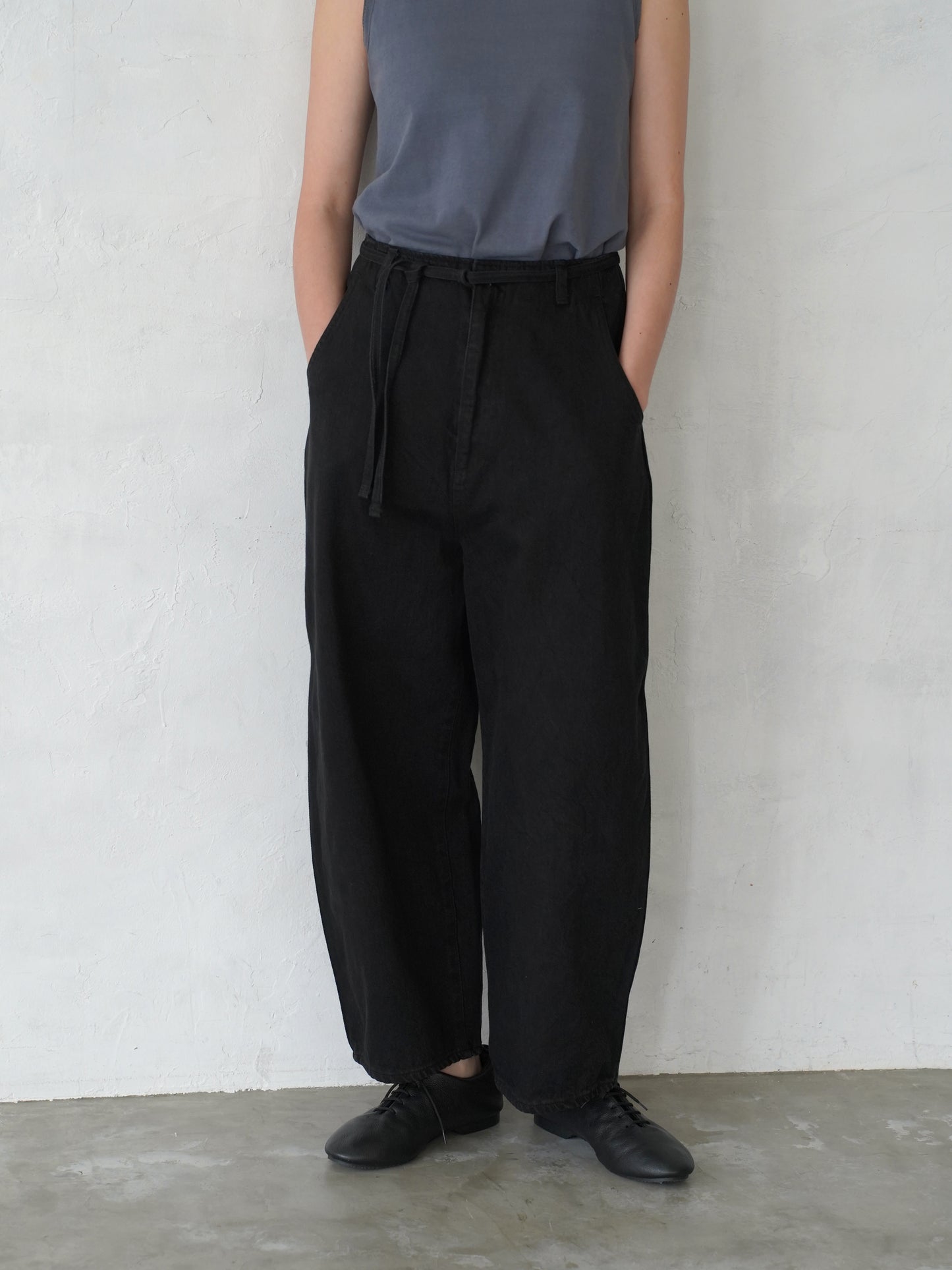 Round Wide Denim Trousers (BLACK)